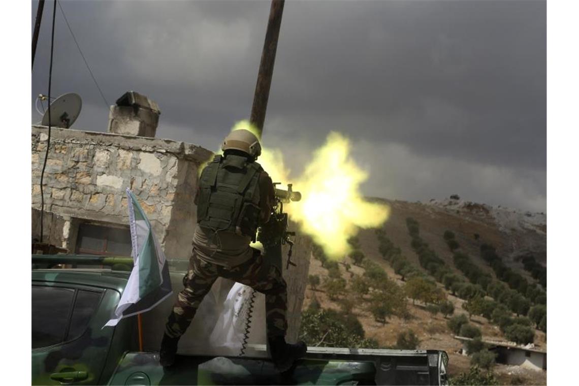 Ein Soldat der „Freien Syrischen Armee“, die von der Türkei unterstützt wird, beim Training an einem schweren Maschinengewehr. Foto: Str/AP/dpa