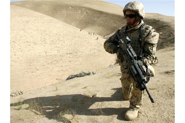 Ein Soldat der schnellen Eingreiftruppe (Quick Reaction Force, QRF) im Marmal-Gebirge bei Masar-i-Scharif in Afghanistan. Foto: Maurizio Gambarini/Archiv