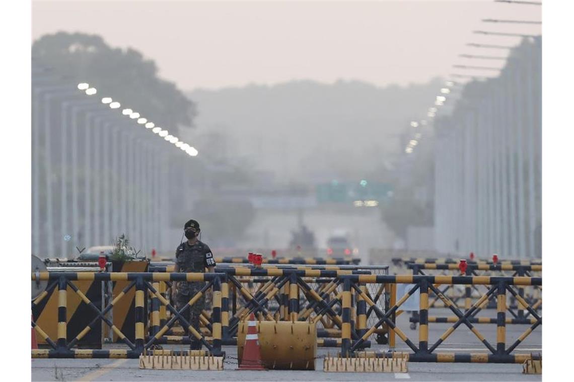 Nordkorea will wieder Militärübungen an Grenze durchführen Ein Soldat der südkoreanischen Armee patrouilliert an der Grenze. Foto: Ahn Young-Joon/AP/dpa