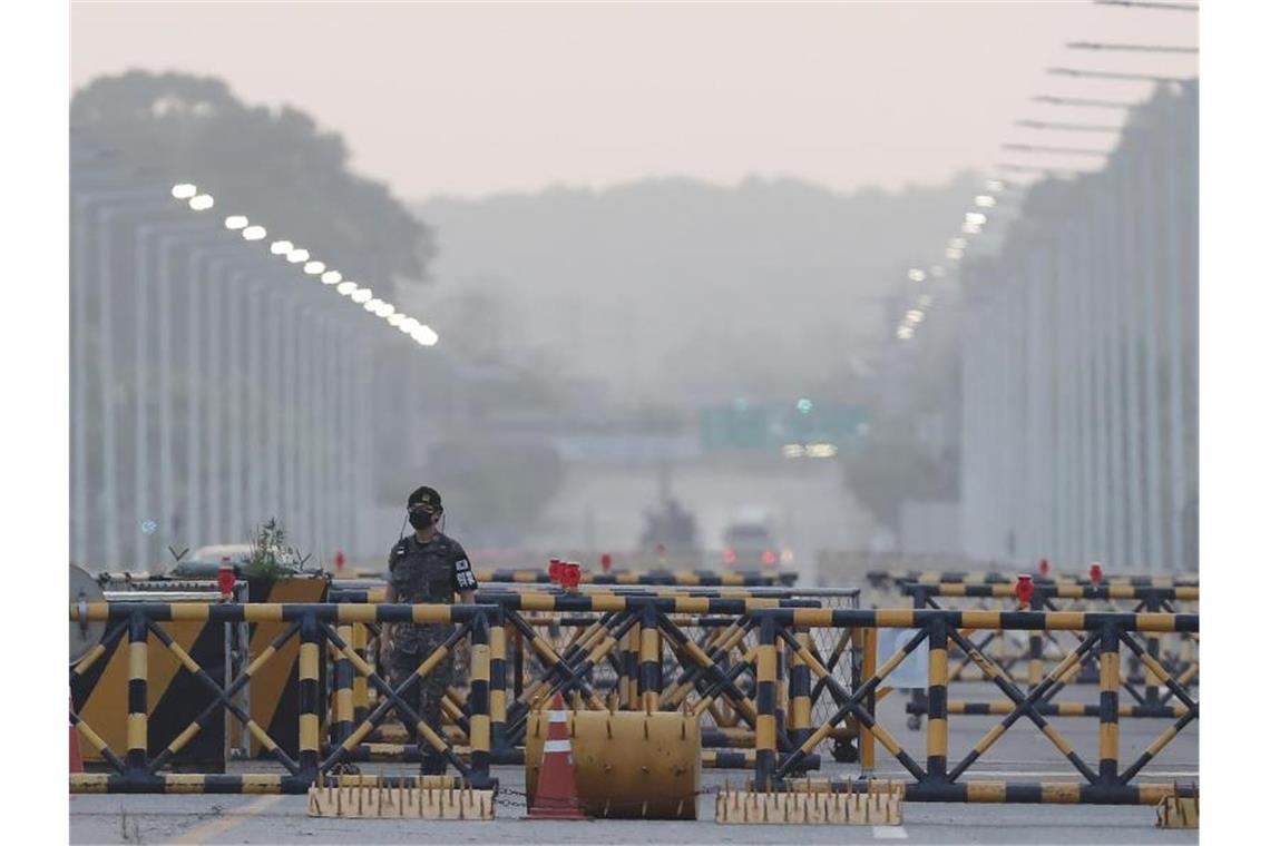 Ein Soldat der südkoreanischen Armee patrouilliert an der Grenze. Foto: Ahn Young-Joon/AP/dpa