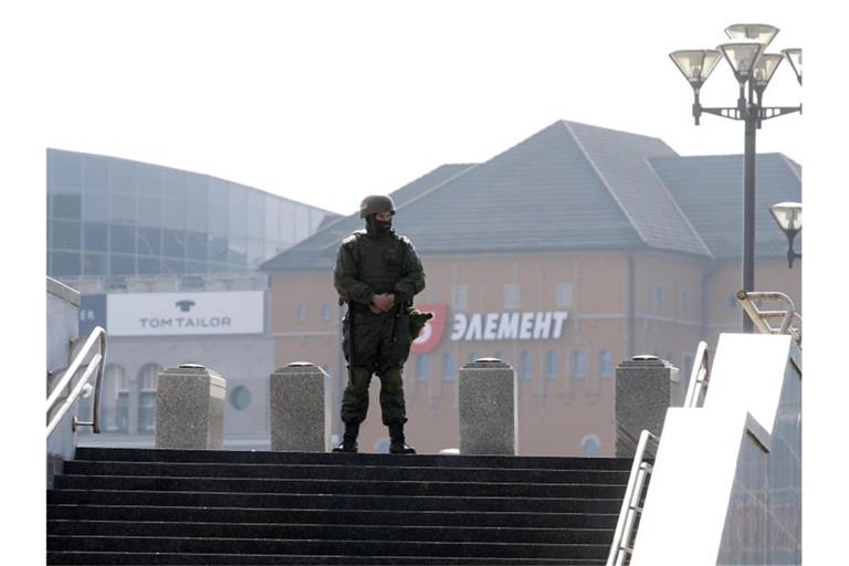 Ein Soldat des belarussischen Innenministeriums steht vor einem Einkaufszentrum in Minsk Wache. Foto: Uncredited/BelaPan/dpa