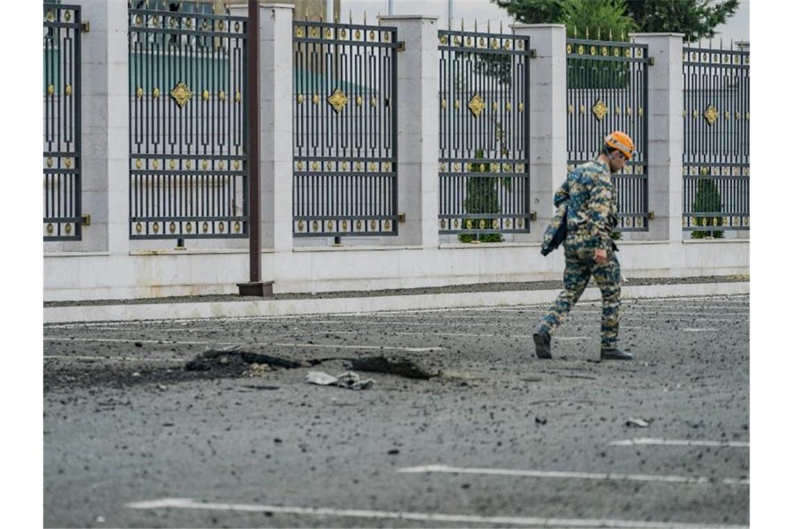 Ein Soldat geht an Trümmern vorbei. Stepanakert ist nach Darstellung der Behörden vor Ort mit Raketen angegriffen worden. Foto: Celestino Arce Lavin/ZUMA Wire/dpa