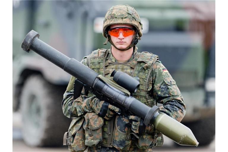 Ein Soldat hält auf dem Truppenübungsplatz im Rahmen der Informationslehrübung „Landoperationen 2016“ eine Panzerfaust 3 in der Hand. Foto: picture alliance / dpa