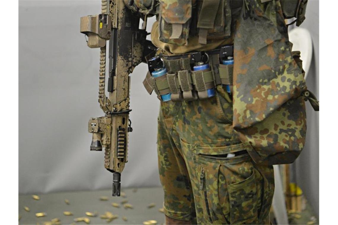 Ein Soldat mit einem G36-Gewehr im Schießausbildungszentrum auf dem Kasernengelände des KSK. Foto: picture alliance / Franziska Kraufmann/dpa/Archivbild