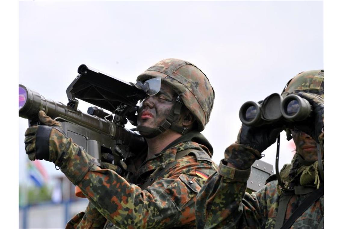 Scholz erklärt sich nach Kurswechsel in der Ukraine-Krise Ein Soldat mit einer Stinger-Rakete visiert bei der Luftwaffenübung „Elite 2010“ auf dem Truppenübungsplatz Heuberg bei Messstetten ein Flugzeug an. Foto: Patrick Seeger/dpa