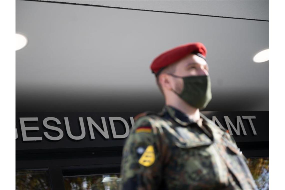 Ein Soldat steht vor dem Eingang des Gesundheitsamtes Karlsruhe. Foto: Marijan Murat/dpa
