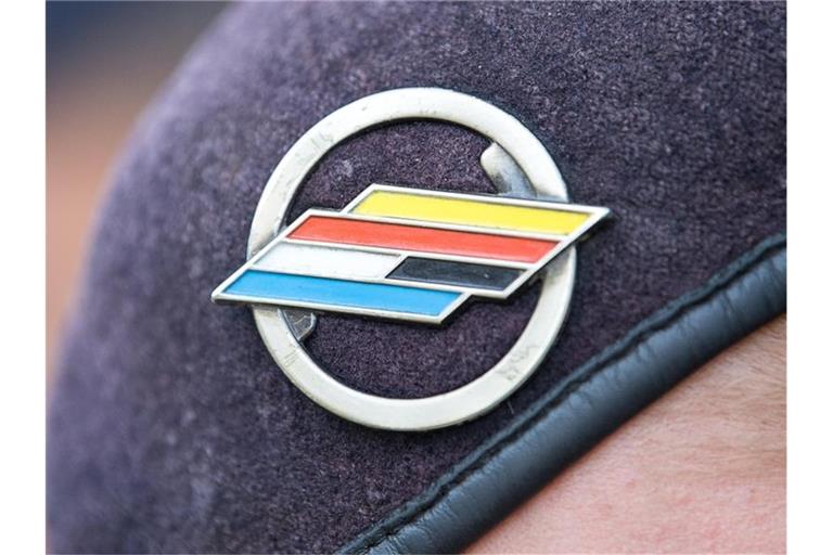 Ein Soldat trägt das Abzeichen der Deutsch-Französischen Brigade am Barett. Foto: Sebastian Gollnow/Archivbild