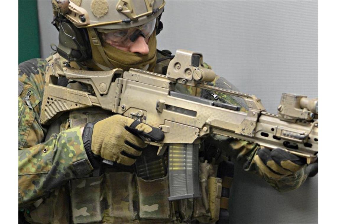 Ein Soldat trainiert mit einem Sturmgewehr vom Typ G36 von Heckler & Koch im Schießausbildungszentrum auf dem Kasernengelände des Kommandos Spezialkräfte (KSK). Foto: Franziska Kraufmann/dpa