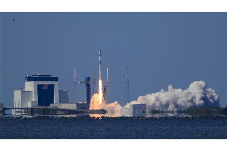 Ein SpaceX-Rakete mit Starlink-Satelliten startet ins All (Archivbild).