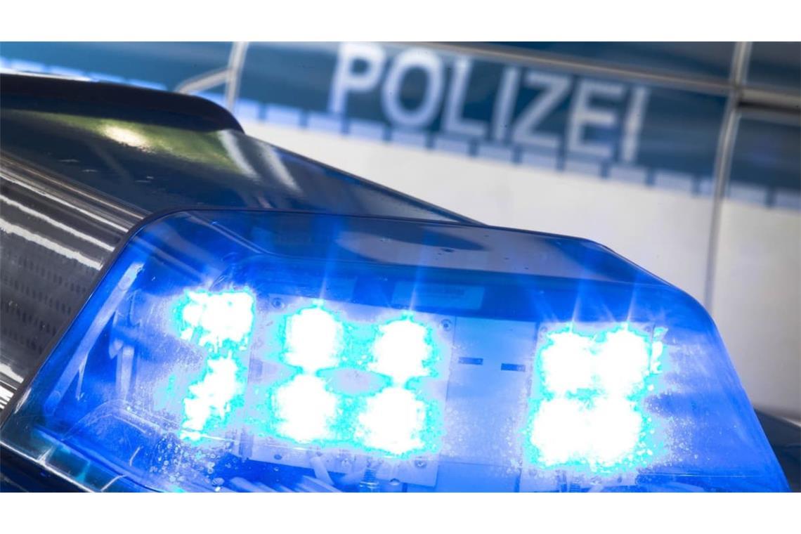 Ein Spaziergänger hat auf einem Waldweg einen toten Radfahrer gefunden.
