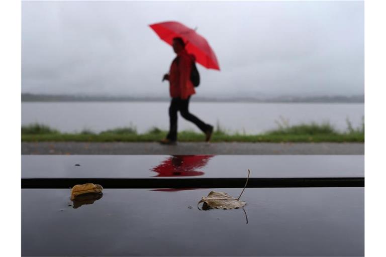 Ein Spaziergänger im Regen. Foto: Karl-Josef Hildenbrand/dpa/Symbolbild