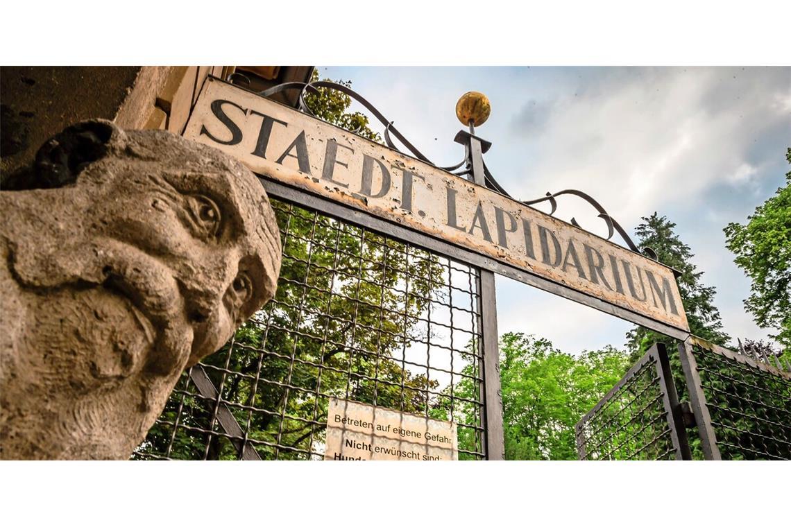 Ein Spaziergang im Grünen oder wie hier durchs Lapidarium kann Stress reduzierend wirken.