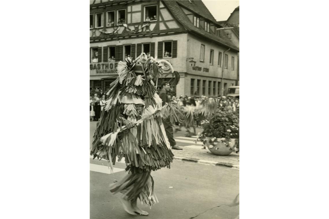 Historische Fotoausstellung von Peter Wolf in Backnang Ein spektakulärer Anblick auf den Straßen Backnangs: Der Schülerumzug mit dem Motto „Eine Reise um die Welt“ lockt im Jahr 1961 viele Schaulustige an. Reproduktionen: Peter Wolf