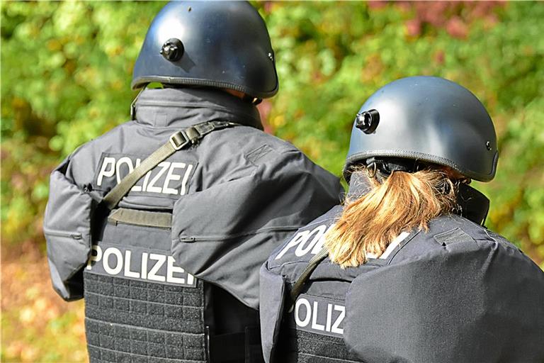 Ein Spezialeinsatzkommando nahm den Tatverdächtigen in dessen Wohnung fest. Symbolfoto: Tobias Sellmaier