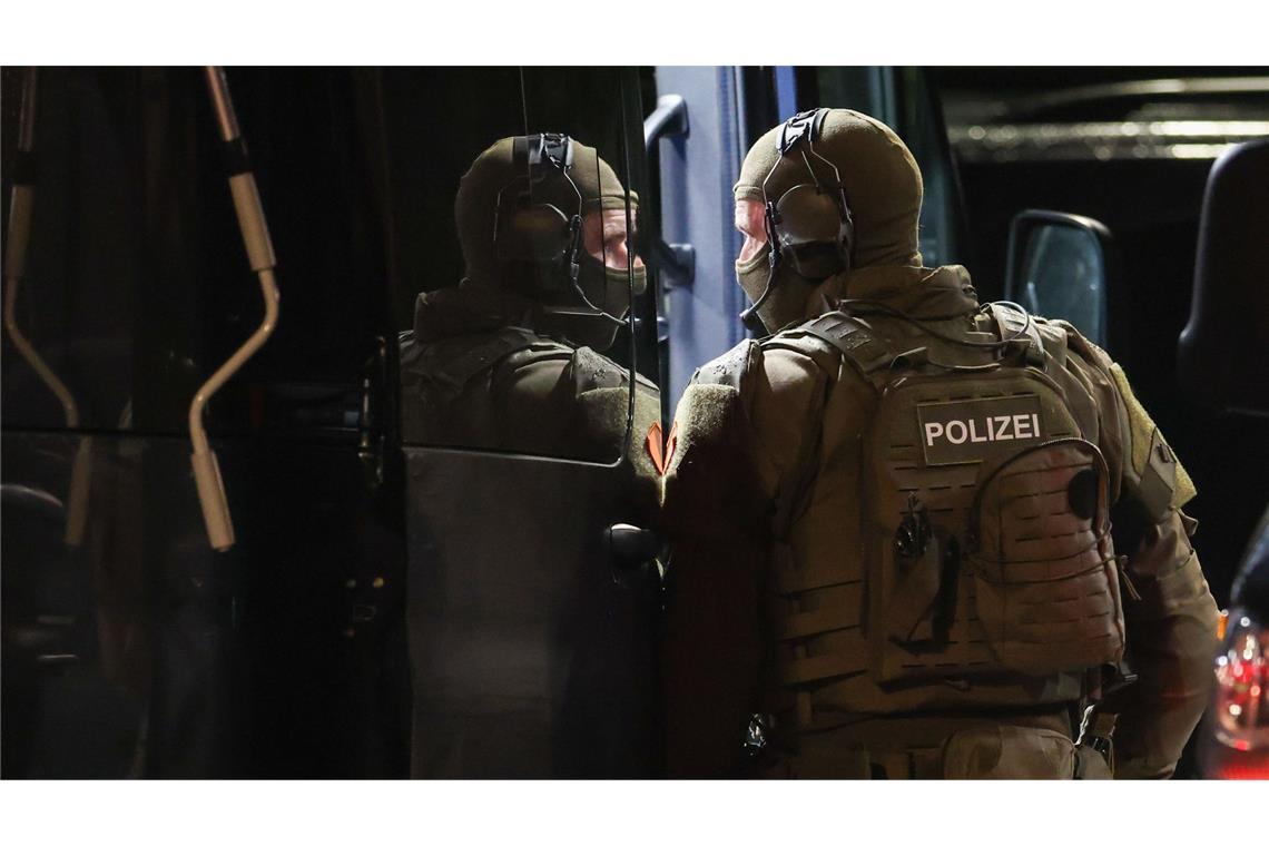 Ein Spezialeinsatzkommando (SEK) bei einer Bedrohungslage im Einsatz, bei der ein Polizist angeschossen wurde. Der Schütze hat sich mittlerweile gestellt.
