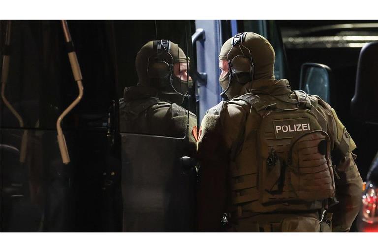 Ein Spezialeinsatzkommando (SEK) bei einer Bedrohungslage im Einsatz, bei der ein Polizist angeschossen wurde. Der Schütze hat sich mittlerweile gestellt.