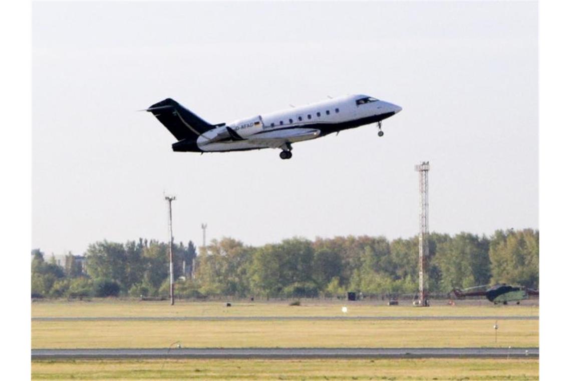 Ein Spezialflugzeug mit dem Kremlkritiker Nawalny an Bord startet in Richtung Deutschland. Foto: Evgeniy Sofiychuk/AP/dpa