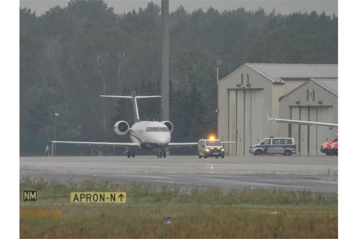 Ein Spezialflugzeug mit dem Kremlkritiker Nawalny an Bord rollt auf dem Flughafen Tegel. Der russische Oppositionelle liegt seit Donnerstag (20.08.2020) im Koma und wird künstlich beatmet. Foto: Michael Kappeler/dpa