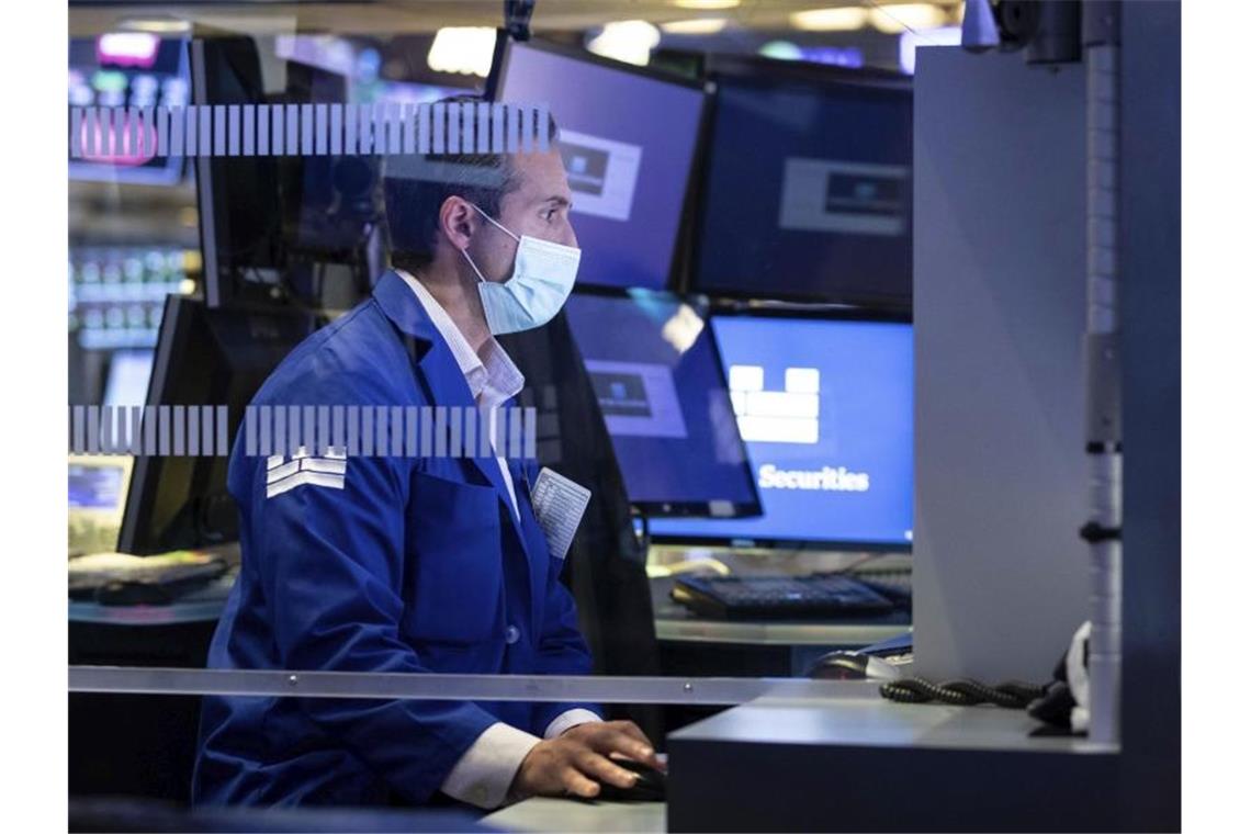 Ein Spezialist arbeitet auf seinem Posten auf dem New Yorker Börsenparkett. Foto: Nicole Pereira/New York Stock Exchange/dpa/Archiv