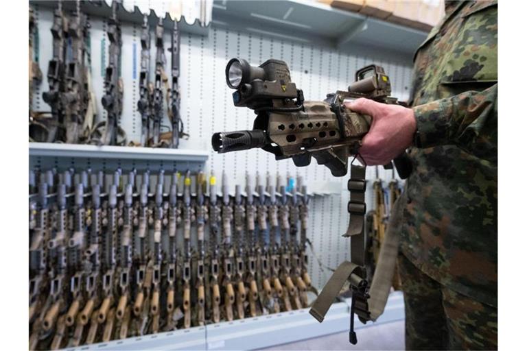 Ein spezielles Modell des G36 Sturmgewehrs von Heckler & Koch zeigt ein Soldat der Bundeswehr in einer Waffenkammer. 120.000 neue Waffen müssen her, die das bisherige Standardgewehr der Bundeswehr, das G36 von Heckler & Koch, ersetzen sollen. Foto: Marijan Murat/dpa
