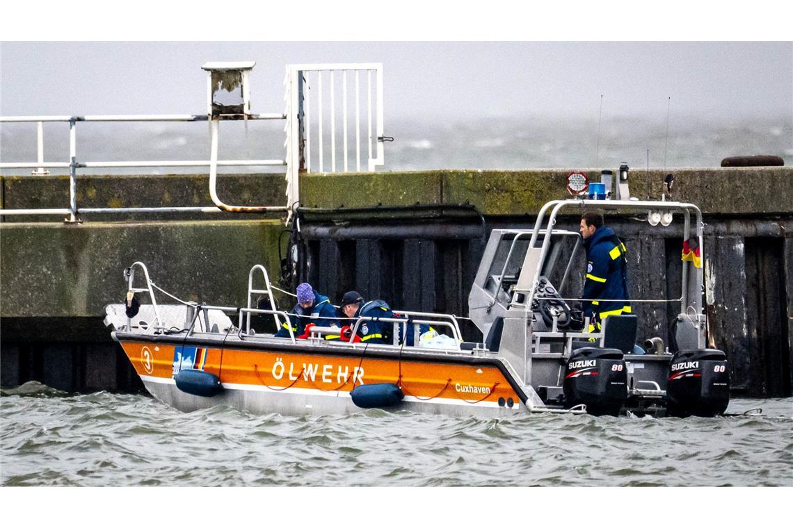 Schiffskollision in Cuxhaven – Riss lässt Öl austreten Ein spezielles Ölschiff ist im Einsatz.