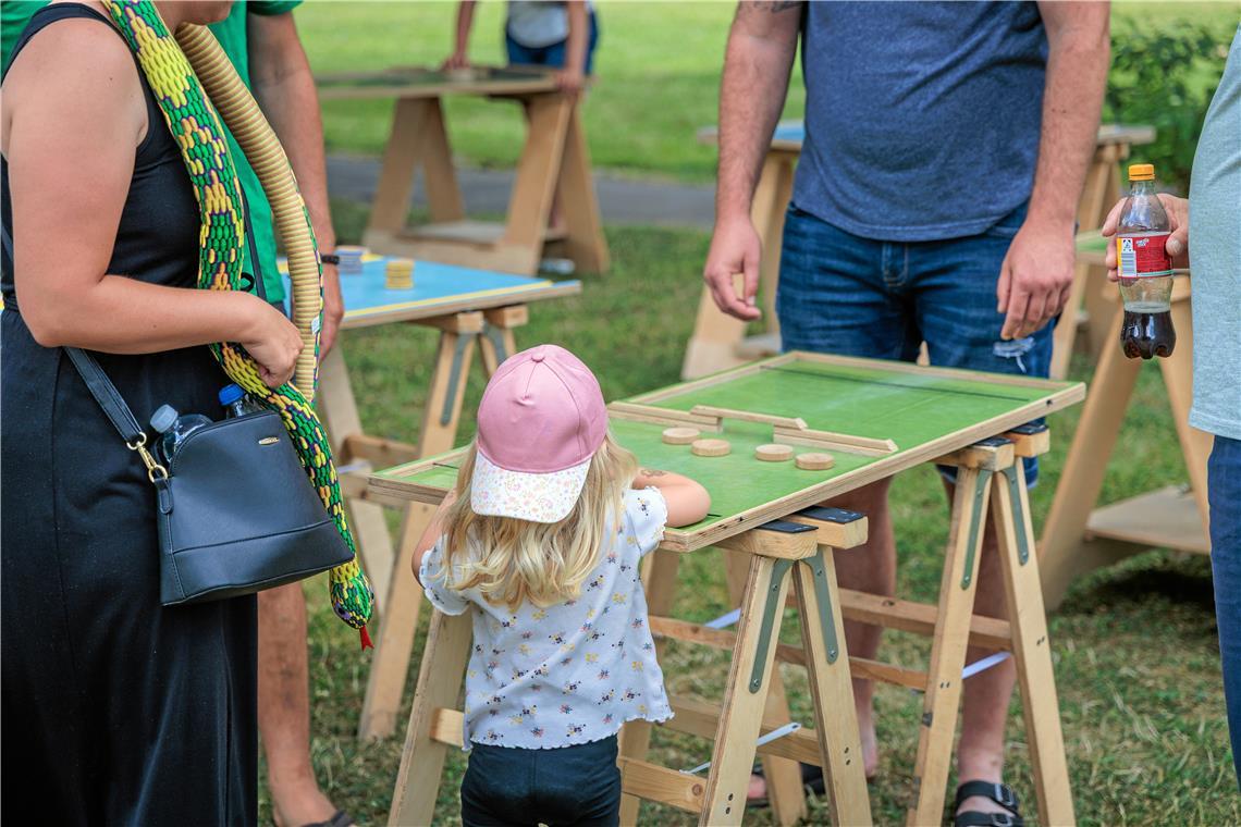 Ein Spiel gegen den Papa  im Stadtgarten während der Mittagssonne ist immer etwa...