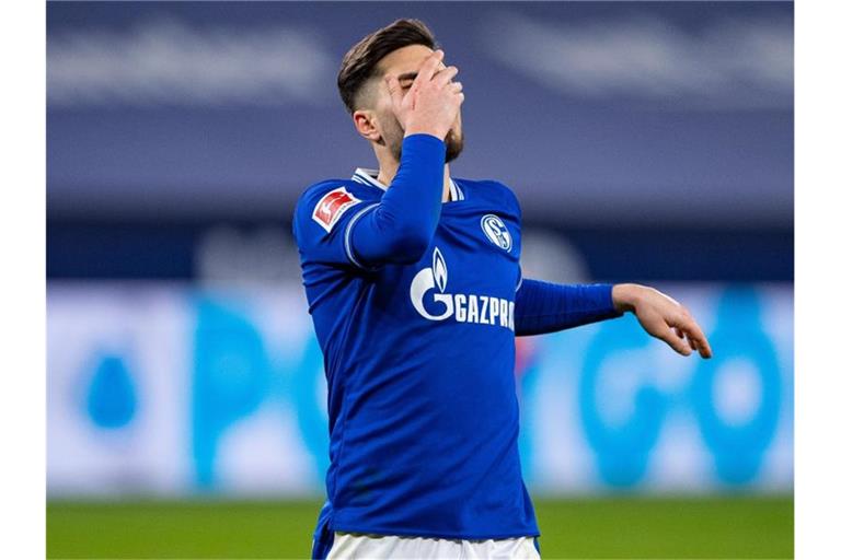 Ein Spiel zum Wegsehen: Immerhin holte Schalkes Suat Serdar mit seinem Team einen Punkt. Foto: Guido Kirchner/dpa