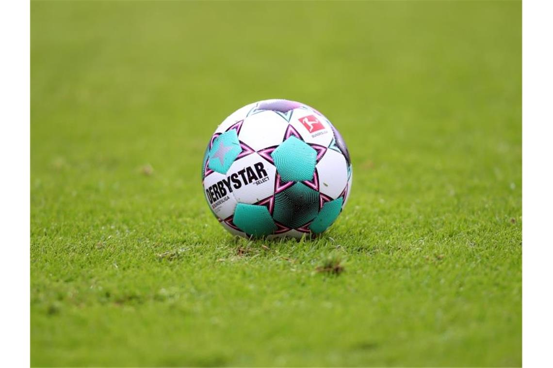Freiburg winkt Frankfurt Einstellung eines Vereinsrekords Ein Spielball liegt auf dem Rasen. Foto: Andreas Gora/dpa/Symbolbild