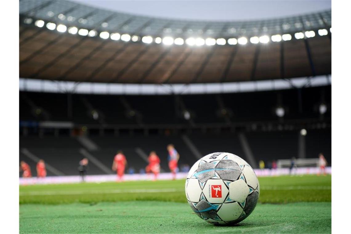 Ein Spielball liegt auf dem Rasen. Foto: Stuart Franklin/Getty Images Europe/Pool/dpa/Symbolbild