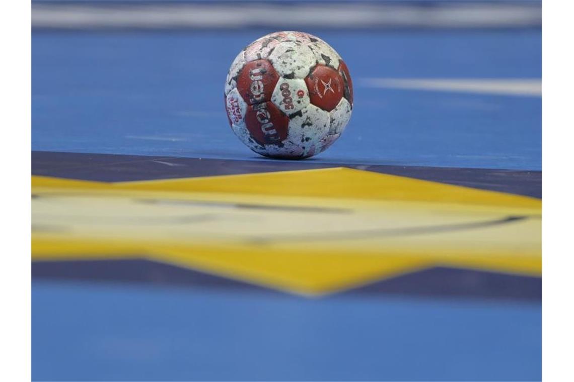Balingen-Weilstetten wechselt auf Spielmacherposition Ein Spielball liegt auf einem Handballfeld. Foto: Soeren Stache/dpa-Zentralbild/dpa/Symbolbild