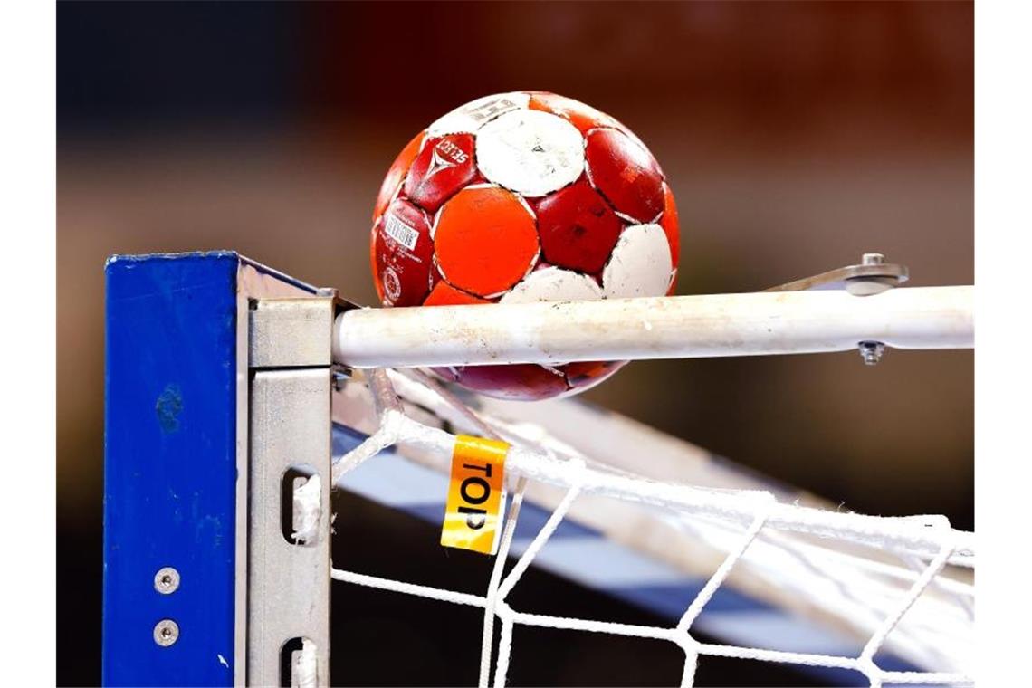 TVB Stuttgart wochenlang ohne Handballer Müller Ein Spielball liegt auf einem Handballtor. Foto: Frank Molter/dpa/Symbolbild