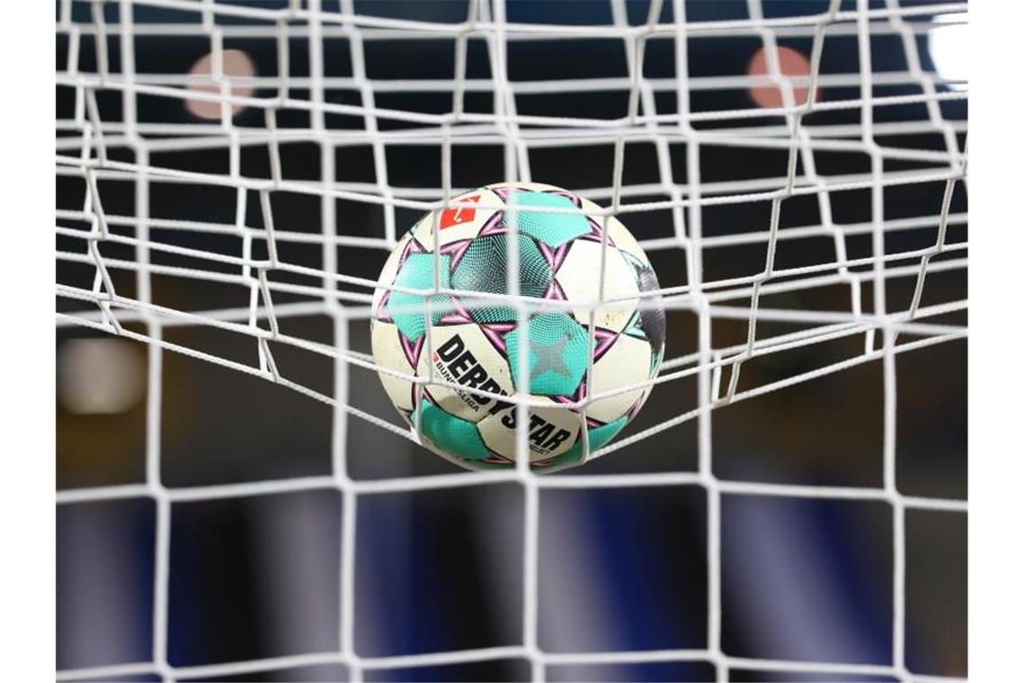 Ein Spielball liegt vor der Partie im Netz. Foto: Friso Gentsch/dpa/Symbolbild