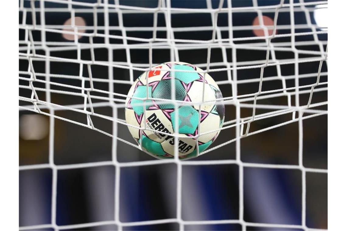 Ein Spielball liegt vor einer Partie im Netz. Foto: Friso Gentsch/dpa/Symbolbild