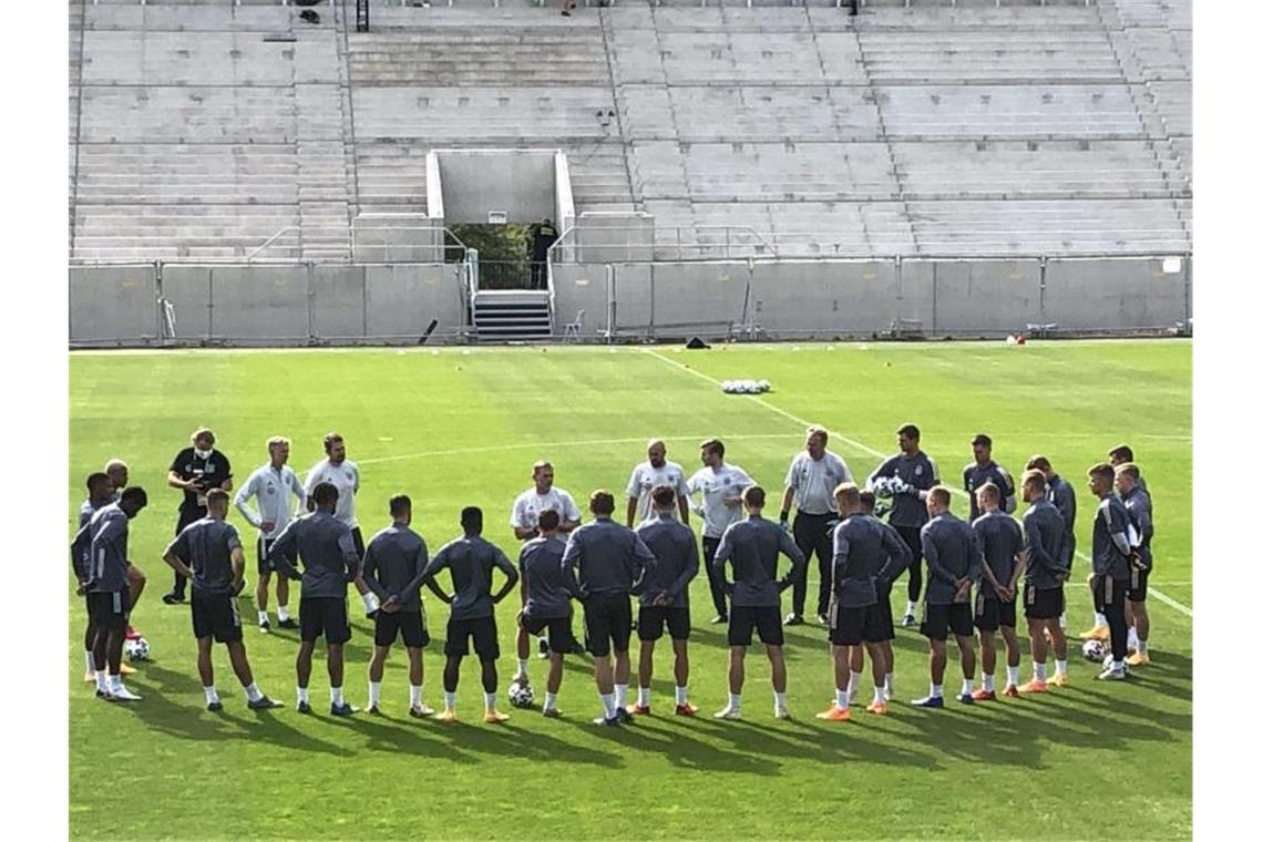 Deutsche U21 mit Verspätung zu EM-Quali-Spiel nach Moldau Ein Spieler der deutschen U21-Nationalmannschaft war positiv auf das Coronavirus getestet worden. Foto: Christian Kunz/-/dpa