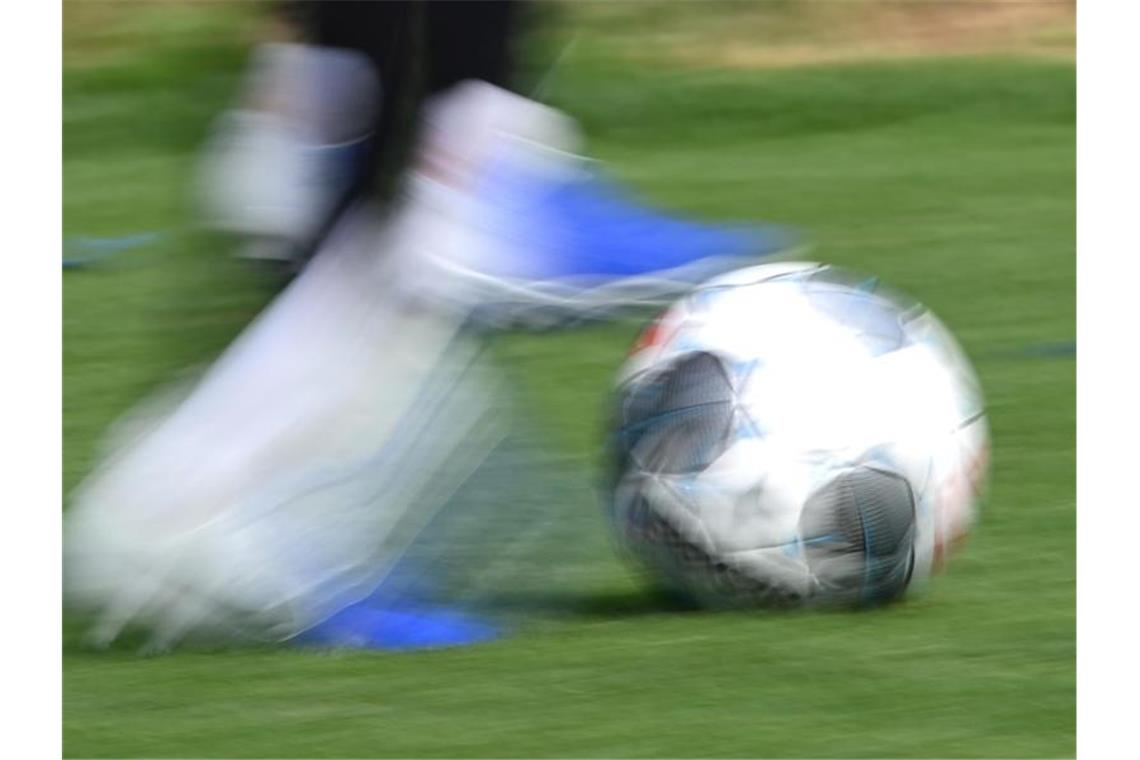 4000 Fans dürfen zum Drittliga-Spiel des SV Waldhof Mannheim Ein Spieler dribbelt mit dem Ball. Foto: Patrick Seeger/dpa/Symbolbild