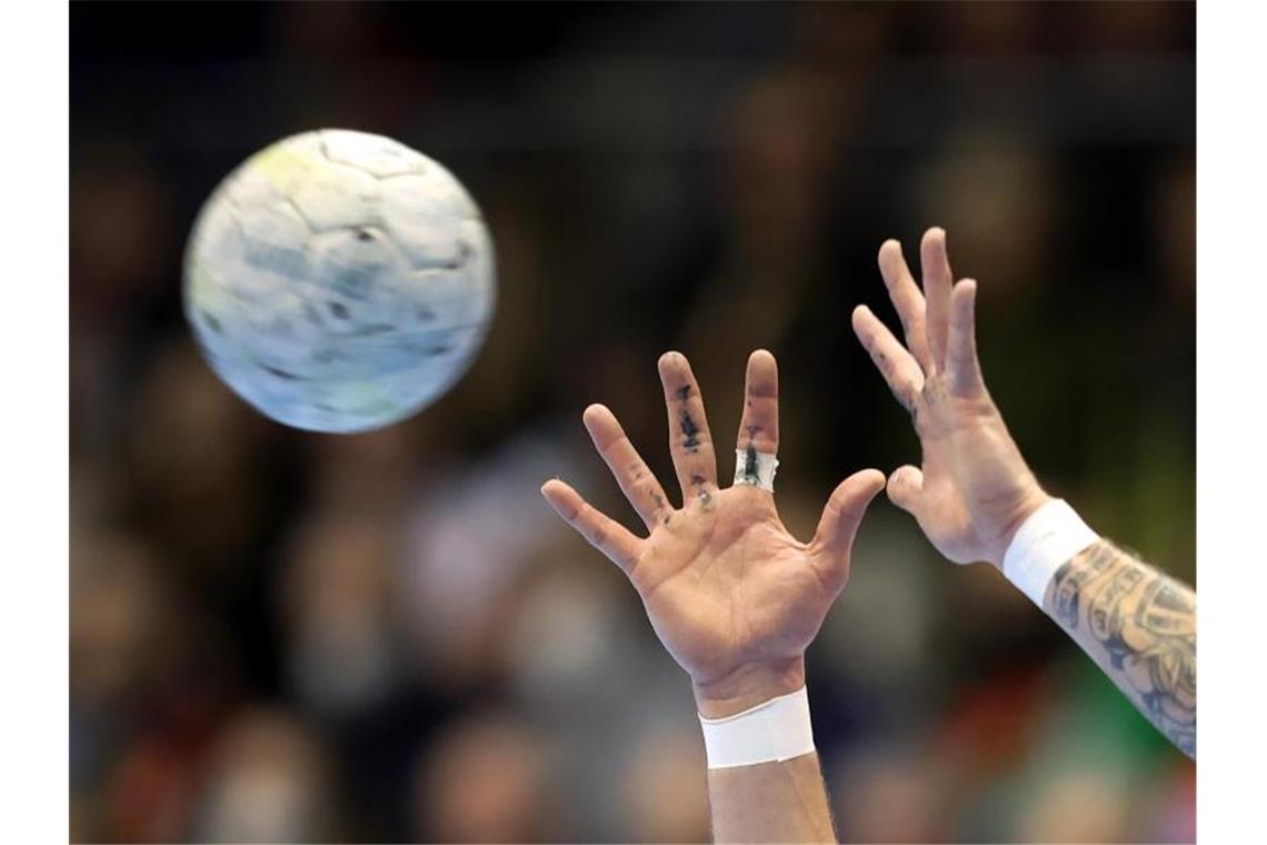 IHF schließt Russland und Belarus vorläufig aus Ein Spieler fängt einen Handball. Foto: Ronny Hartmann/dpa-Zentralbild/dpa