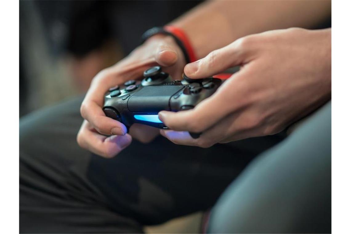 Virtuelles Spiel: FSV Zwickau gegen Waldhof Mannheim Ein Spieler hält ein Playstation Controller in der Hand. Foto: Guido Kirchner/dpa/Symbolbild