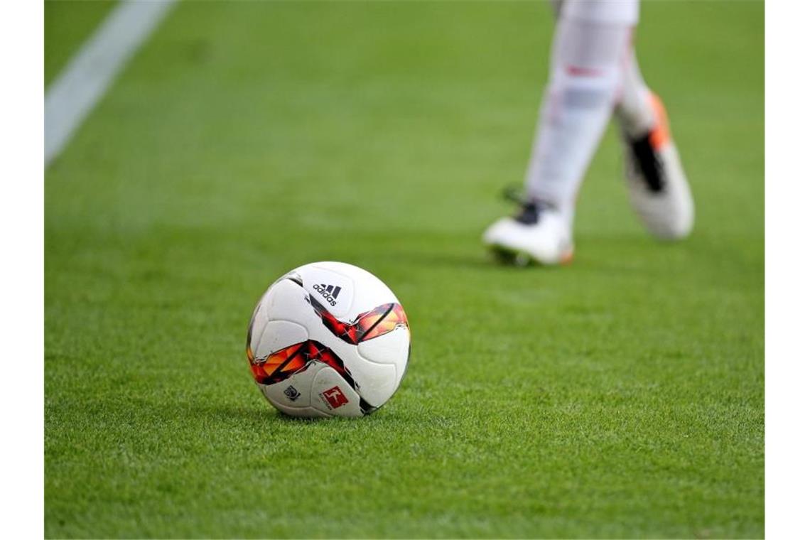 Ein Spieler läuft auf den Ball während eines Fußballspiels zu. Foto: Jan Woitas/dpa-Zentralbild/dpa/Symbolbild