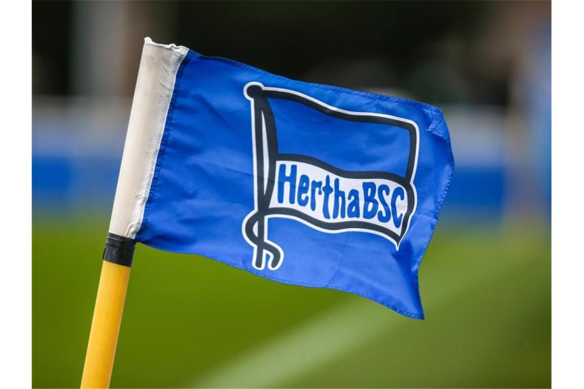Coronavirus erfasst zunehmend den Fußball - Zwei neue Fälle Ein Spieler von Hertha BSC wurde positiv auf das Coronavirus getestet, die Mannschaft begab sich in Quarantäne. Foto: Andreas Gora/dpa