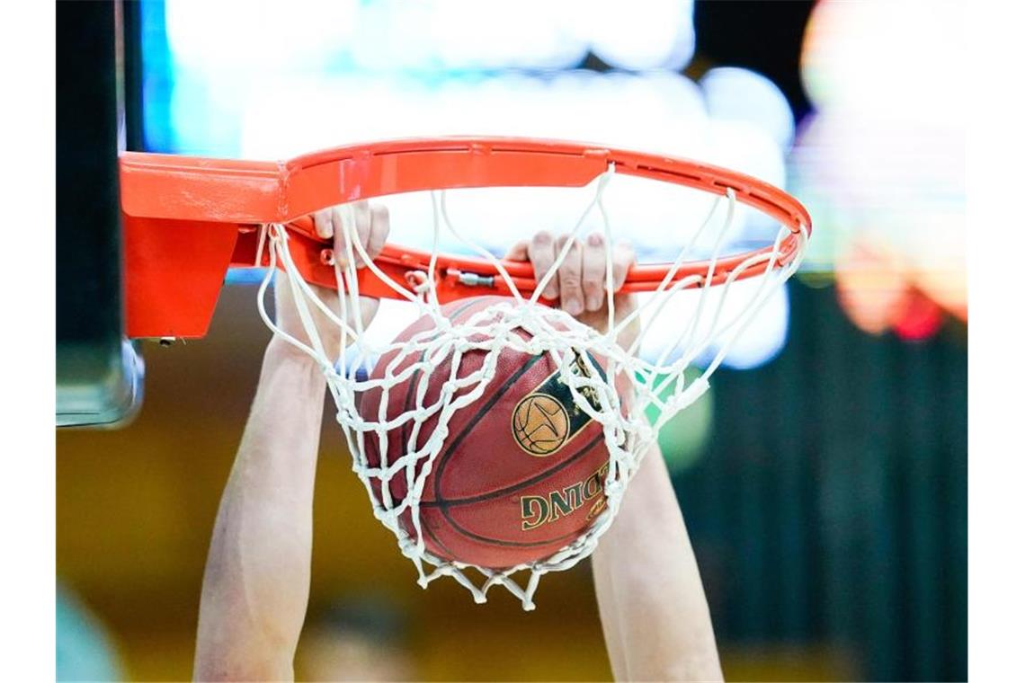 Liga-Präsident zieht Geisterspiele im Basketball in Erwägung Ein Spieler wirft einen Basketball in den Korb. Foto: Uwe Anspach/dpa/Archivbild/Symbolbild