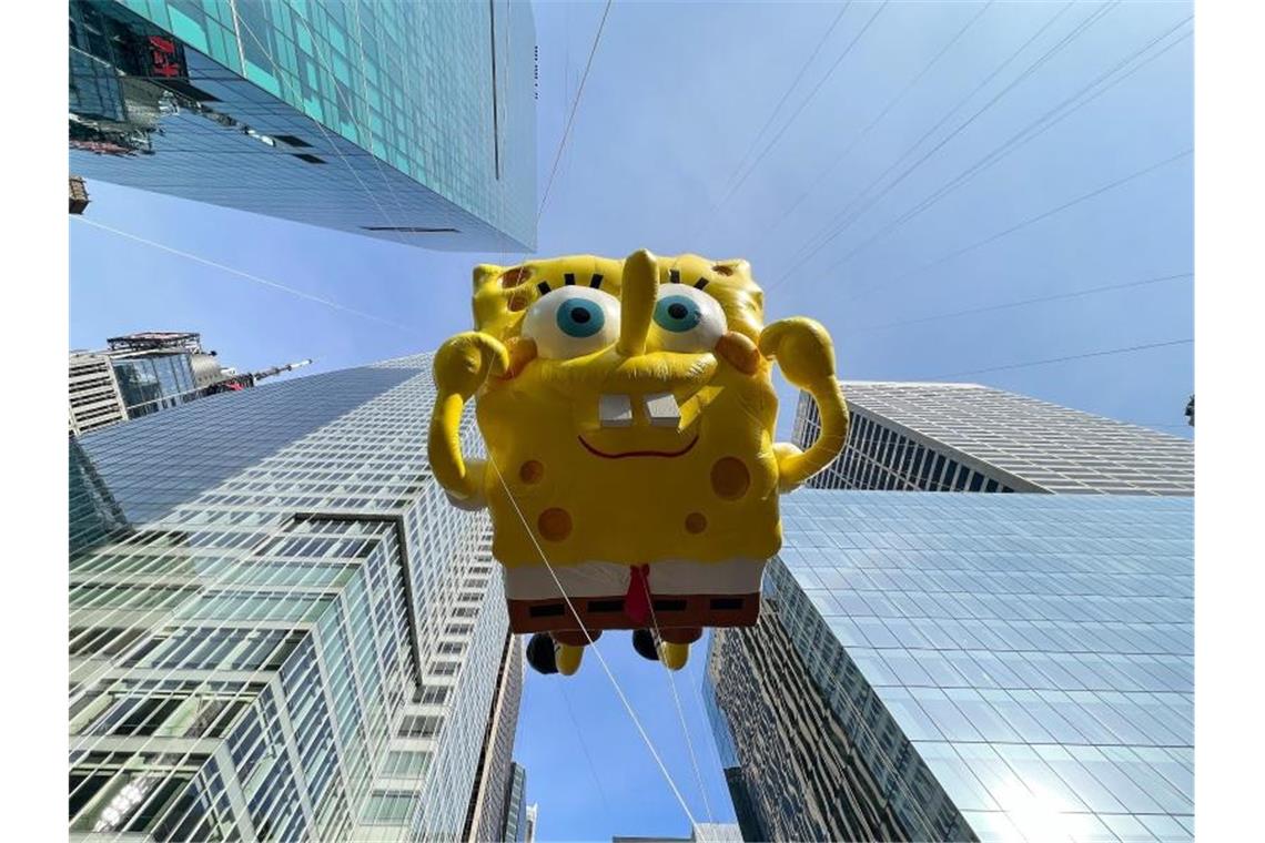 Ein Spongebob-Ballon schwebt während der Parade über der 6th Avenue in New York. Foto: Eduardo Munoz Avarez/AP/dpa