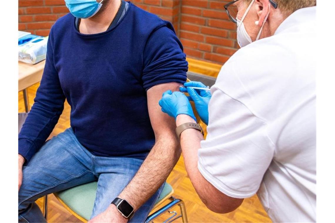Gewerkschaft: Arbeitgeber sollten Impfstatus abfragen dürfen Ein Sportlehrer wird von einer Krankenschwester von einem mobilen Impfteam des DRK mit dem AstraZeneca-Impfstoff gegen Corona geimpft. (Archivbild). Foto: Jens Büttner/dpa-Zentralbild/dpa