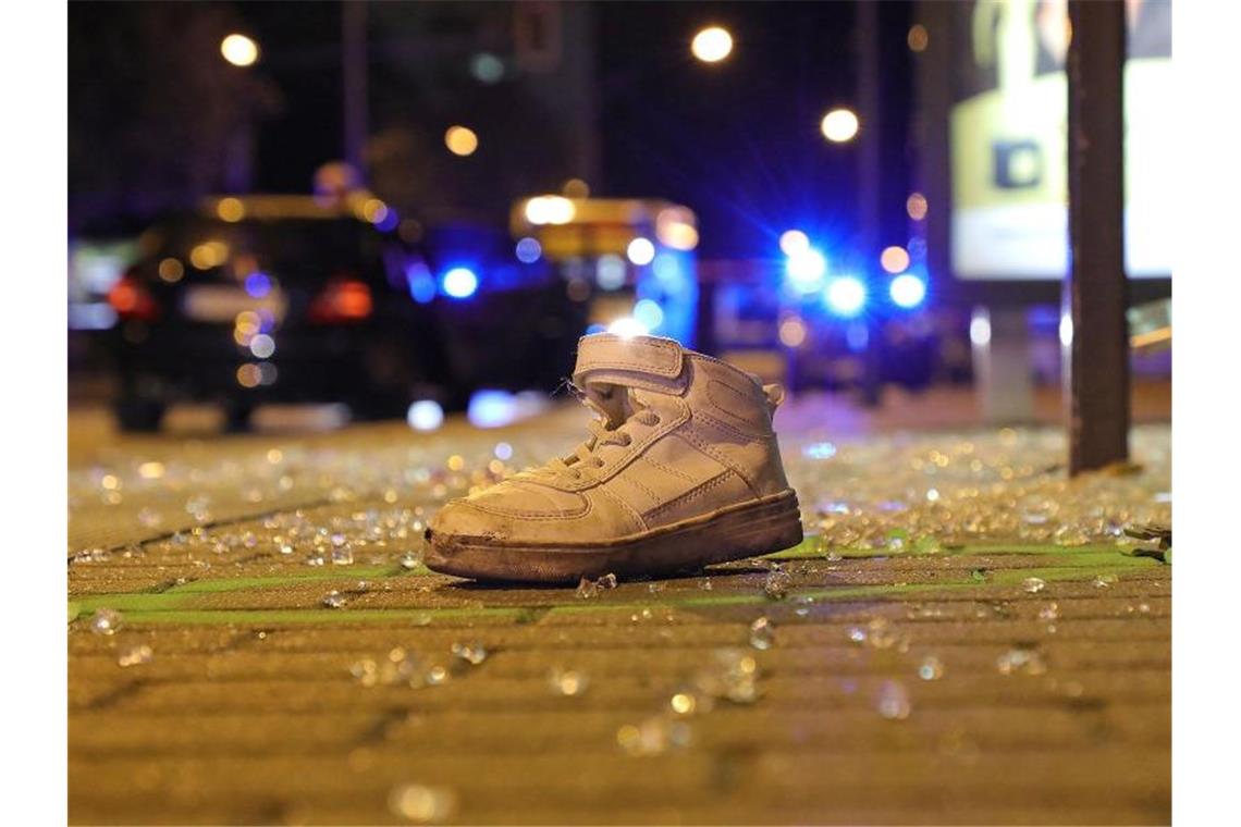 Ein Sportschuh liegt nach dem Verkehrsunfall an einer Bushaltestelle zwischen Glasscherben. Foto: Roland Halkasch/dpa-Zentralbild/dpa