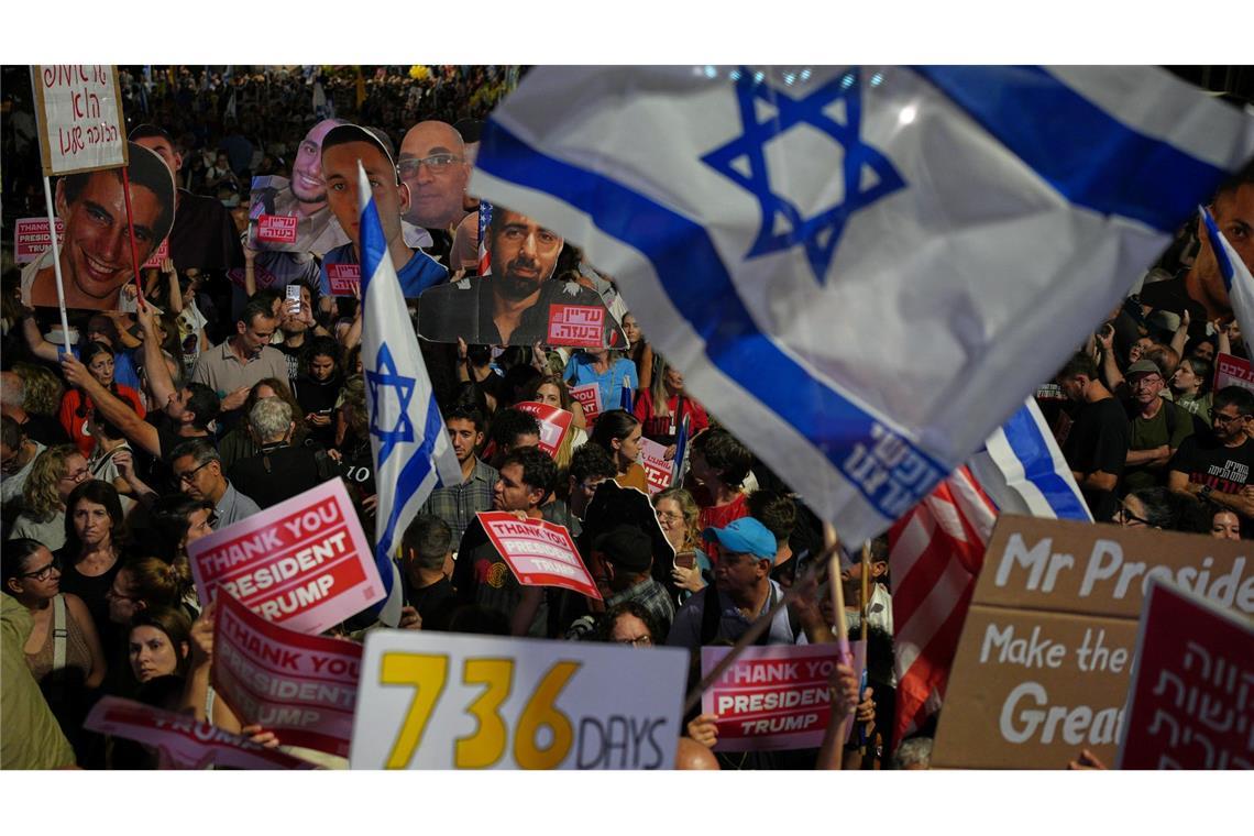 Jubel für Trump, Pfiffe für Netanjahu in Tel Aviv Ein Sprecher der Familienangehörigen sagte, auf dem Platz seien rund 400.000 Menschen.