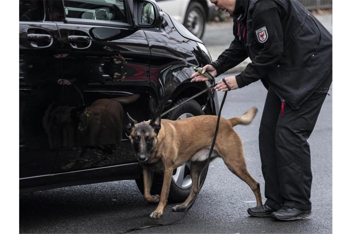 Libyen-Gipfel einigt sich auf Waffenembargo Ein Spürhund der Polizei ist in Berlin an einem Checkpoint im Einsatz. Foto: Paul Zinken/dpa