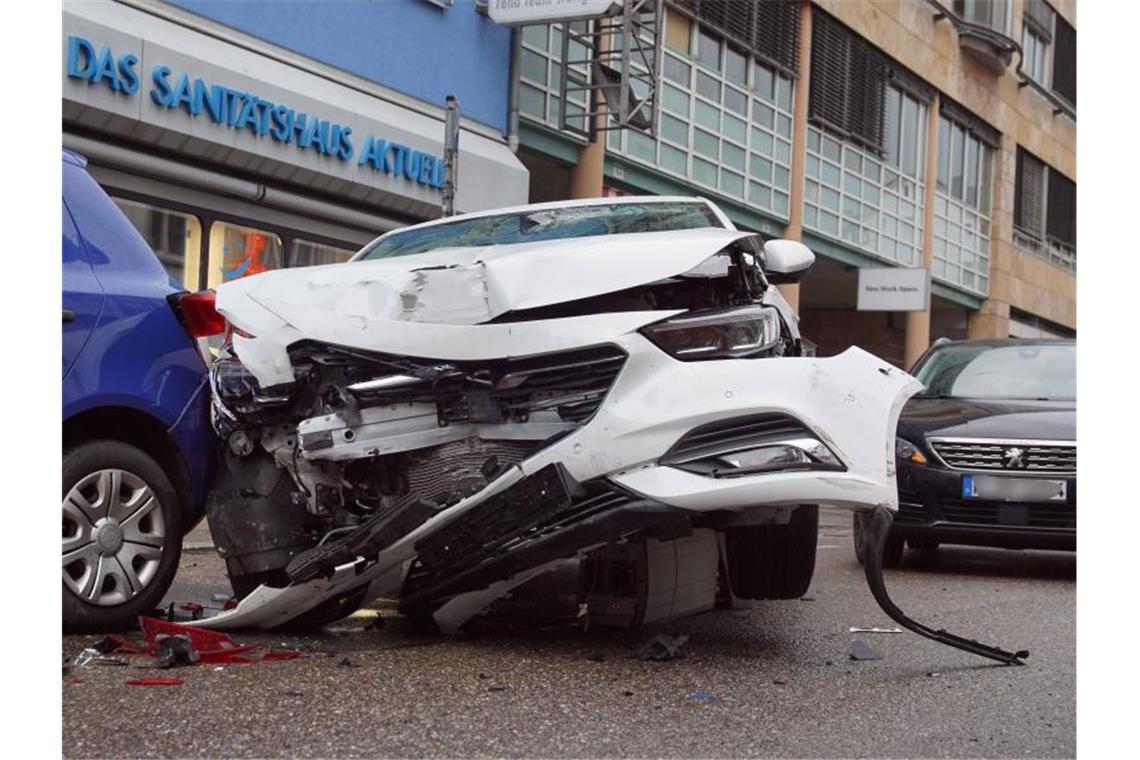 Ein Spur der Verwüstung hinterließ der Fahrer eines weißen Opel in der Stuttgarter Silberburgstraße. Foto: Andreas Rosar