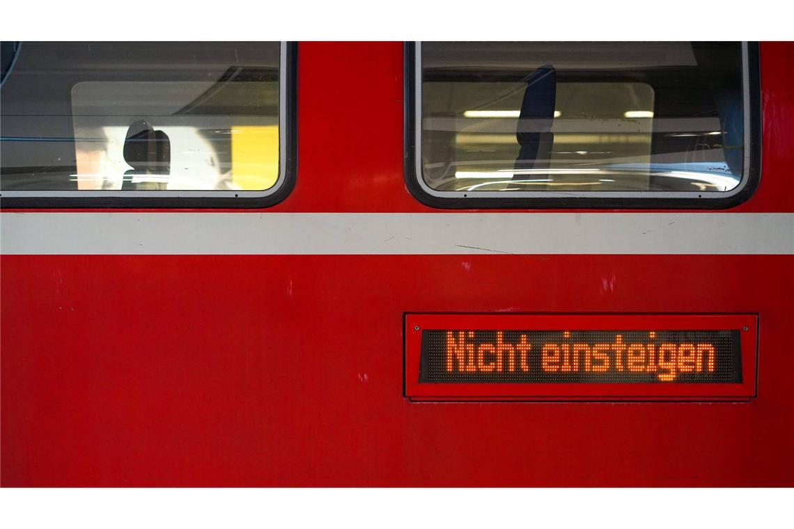Ein Staatskonzern sieht rot: Die Negativmeldungen zur Deutschen Bahn reißen nicht ab.