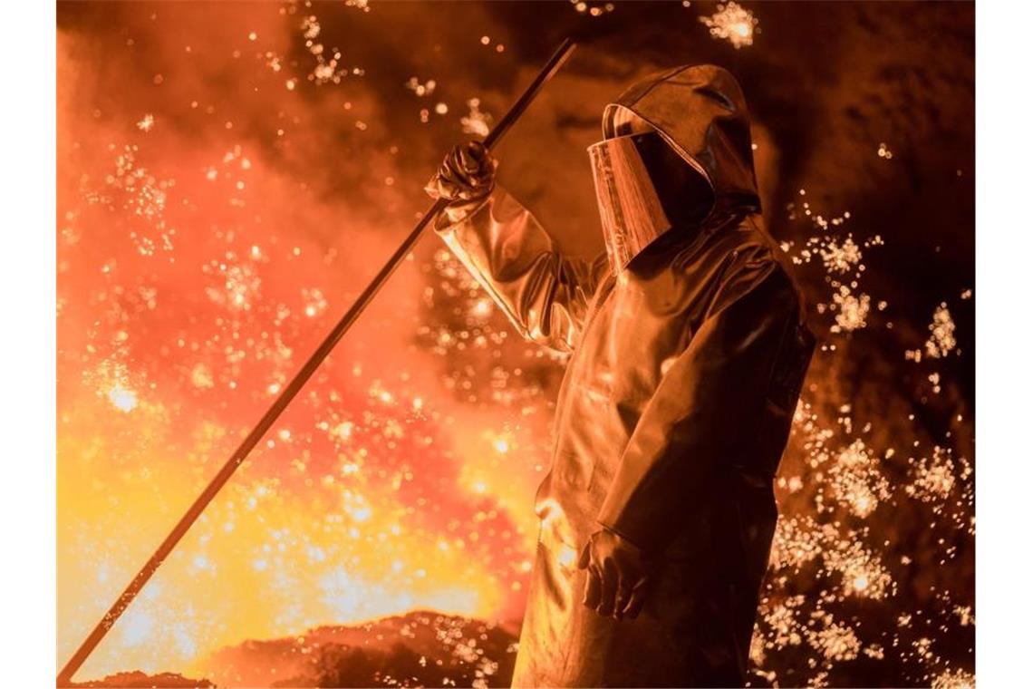 Ein Stahlarbeiter am Hochofen in einem Thyssenkrupp-Werk in Duisburg. Foto: Rolf Vennenbernd/dpa