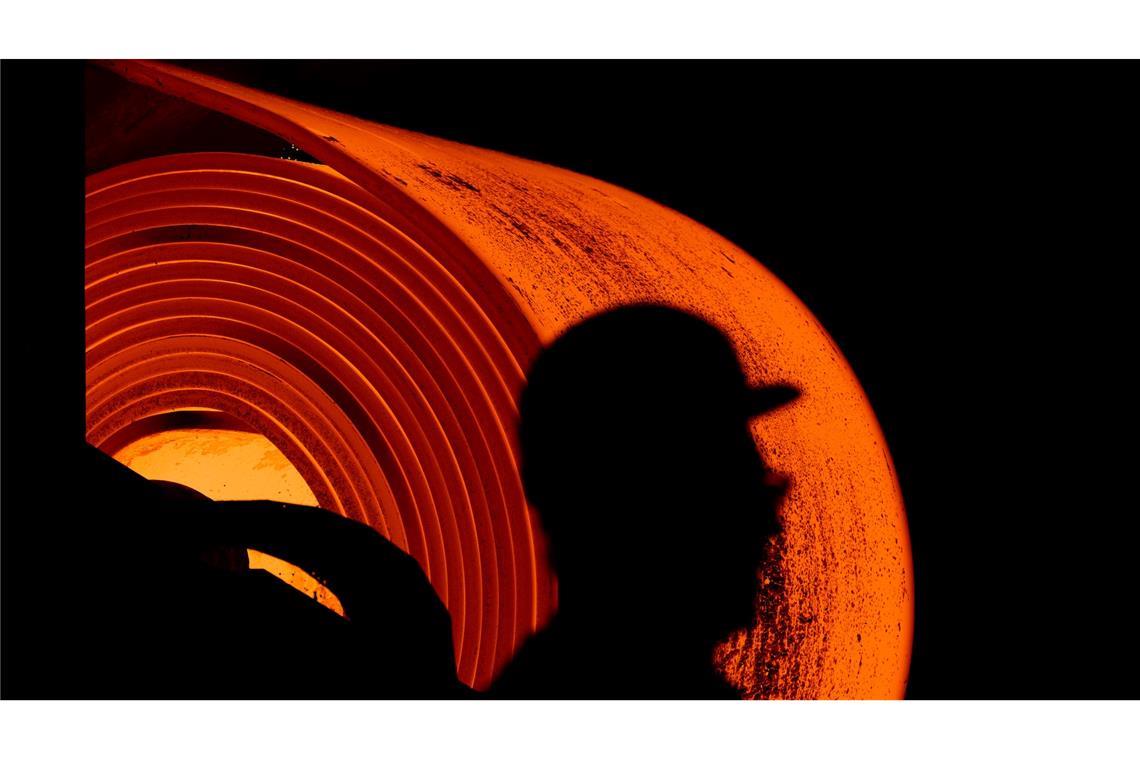 Ein Stahlarbeiter bei der Arbeit - er hat eine neue Chef-Chefin.