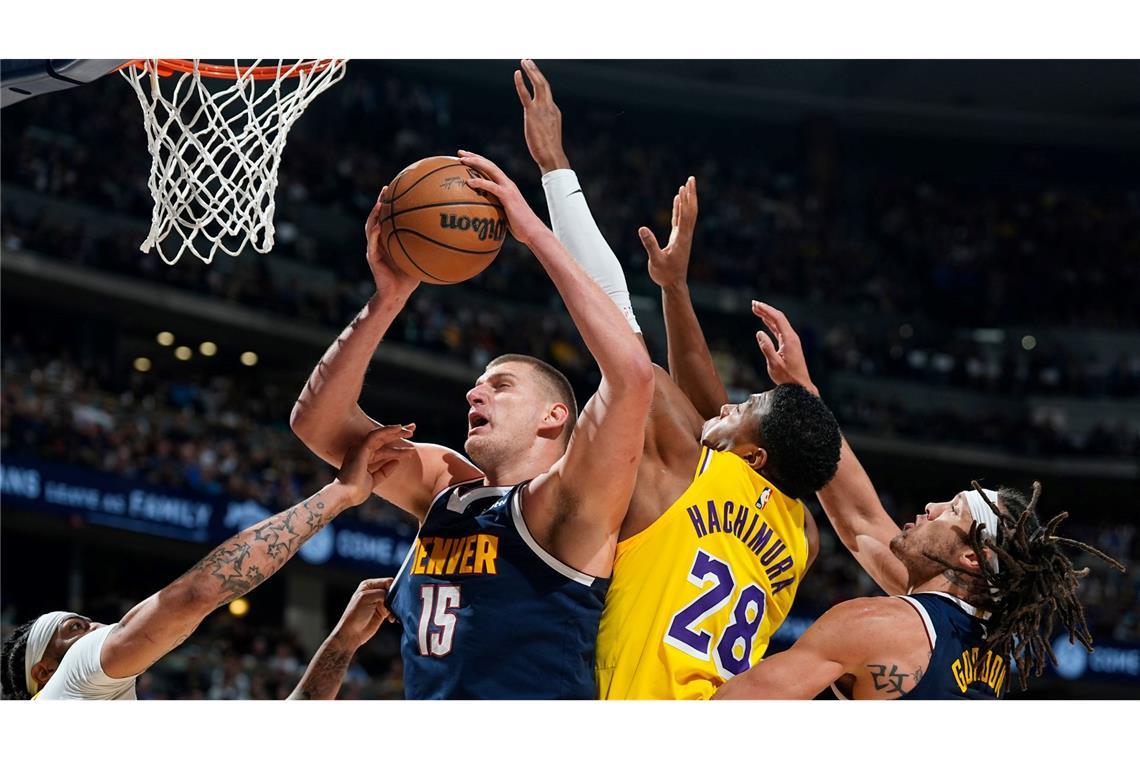 Ein Standbild wie ein Gemälde: Im Spiel der Denver Nuggets gegen die LA Lakers holt sich Nikola Jokic (15) einen Rebound.